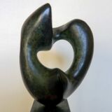 Herzraum bildend  –  Patinierte Bronze, H 10 cm